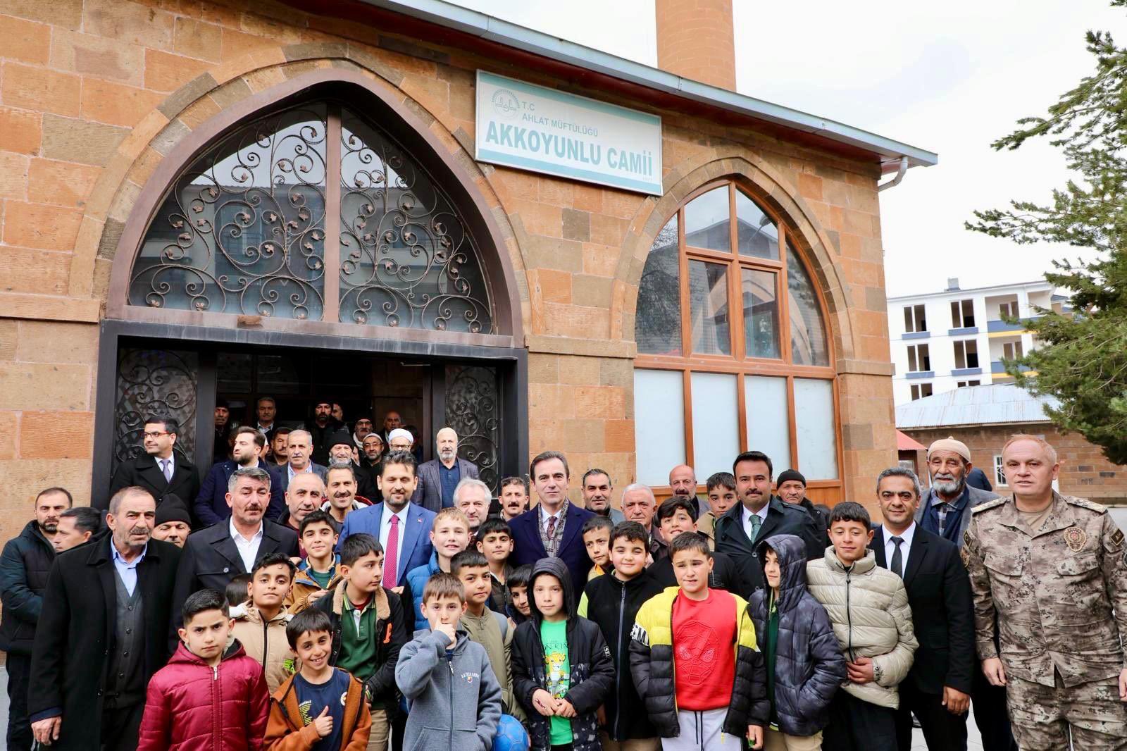 Valimiz Sayın Ahmet Karakaya, Ahlat İlçemizde gerçekleştirdiği ziyaretler kapsamında, esnaf ve vatandaşlarımızla bir araya geldi