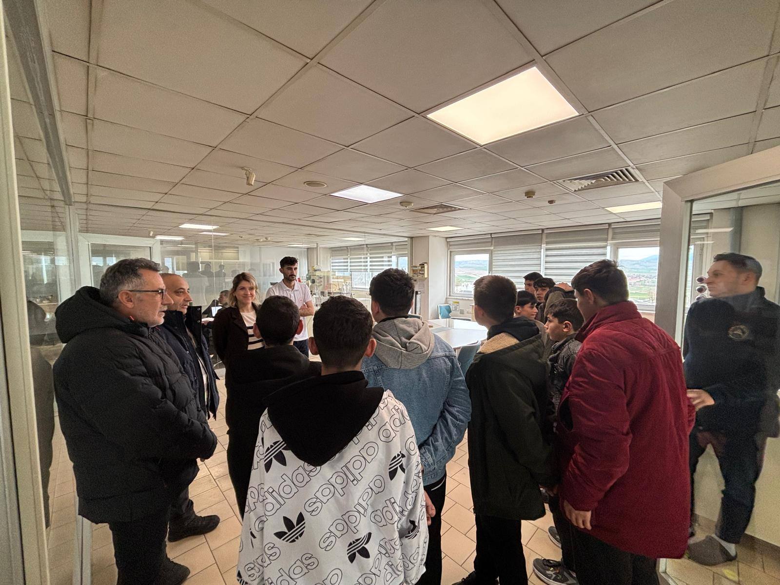 13–18 Yaş Çocuk Evleri Sitesi Müdürlüğü tarafından, Rol Model Çalışmaları kapsamında Ahlatçı Metal Rafinerisi’ne anlamlı bir ziyaret gerçekleştirildi.