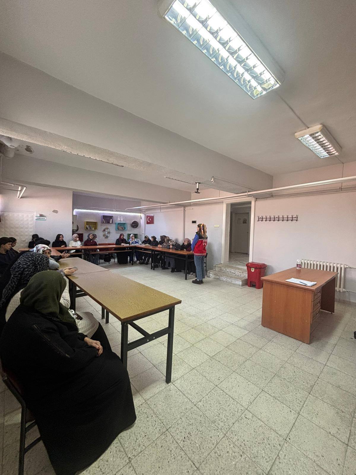 Halk Eğitim Merkezi kursiyerlerine yönelik “Aile ve İnternet” konulu eğitim programı gerçekleştirilmiştir.