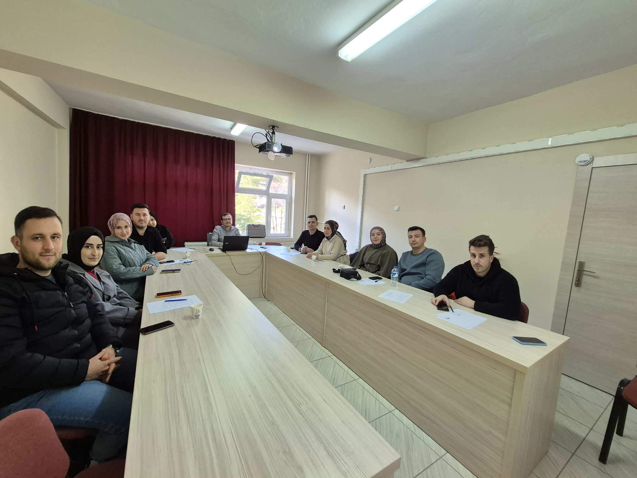  İskilip Sosyal Hizmet Merkezinde ‘Evlenecek Gençlerin Desteklenmesi Projesi’ kapsamında krediden yararlanacak çiftlere yönelik AEP eğitimcisi Mesut KULA tarafından eğitim gerçekleştirilmiştir.