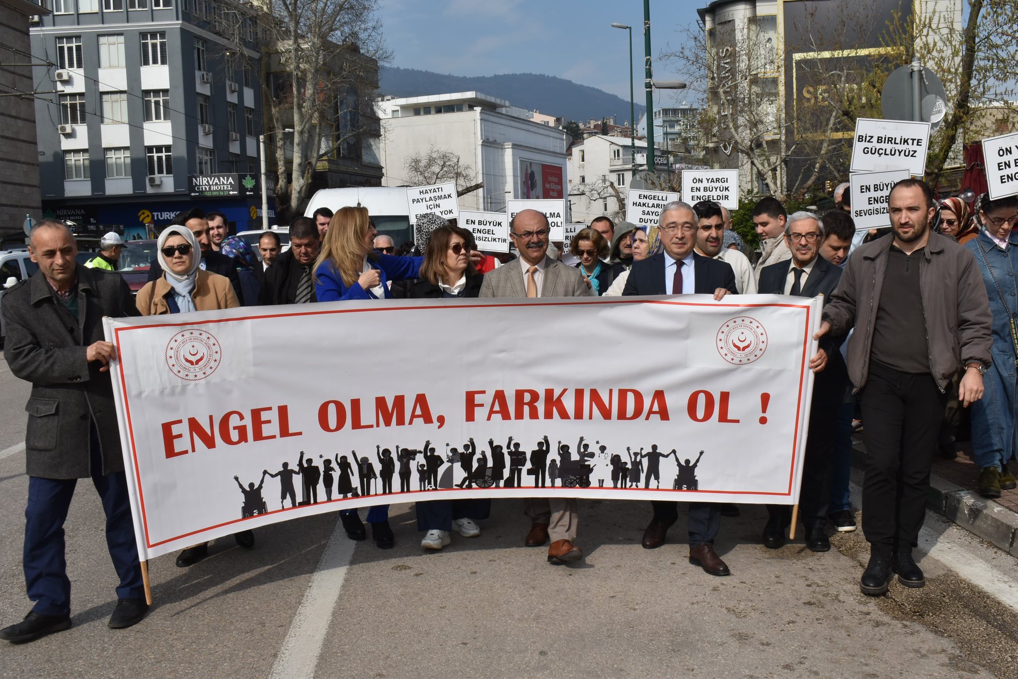 Fark Et, Kabul Et, Birlikte Yürü!