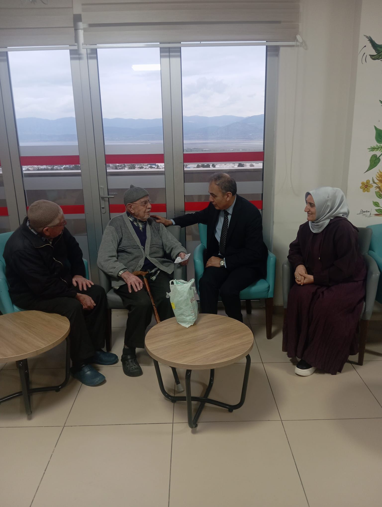 Ziyaret kapsamında huzurevinde kalan büyüklerimizle yakından ilgilenilerek sohbet edildi 