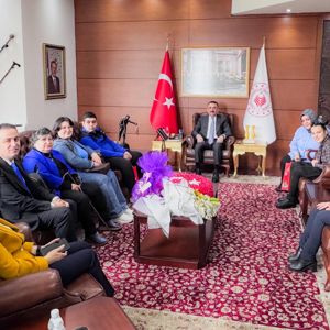 2 Nisan Dünya Otizm Farkındalık Günü kapsamında Sayın Valimiz Osman HACIBEKTAŞOĞLU ziyaret edilmiştir. - fotoğraf 2