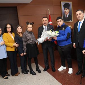 2 Nisan Dünya Otizm Farkındalık Günü kapsamında Sayın Valimiz Osman HACIBEKTAŞOĞLU ziyaret edilmiştir. - fotoğraf 1
