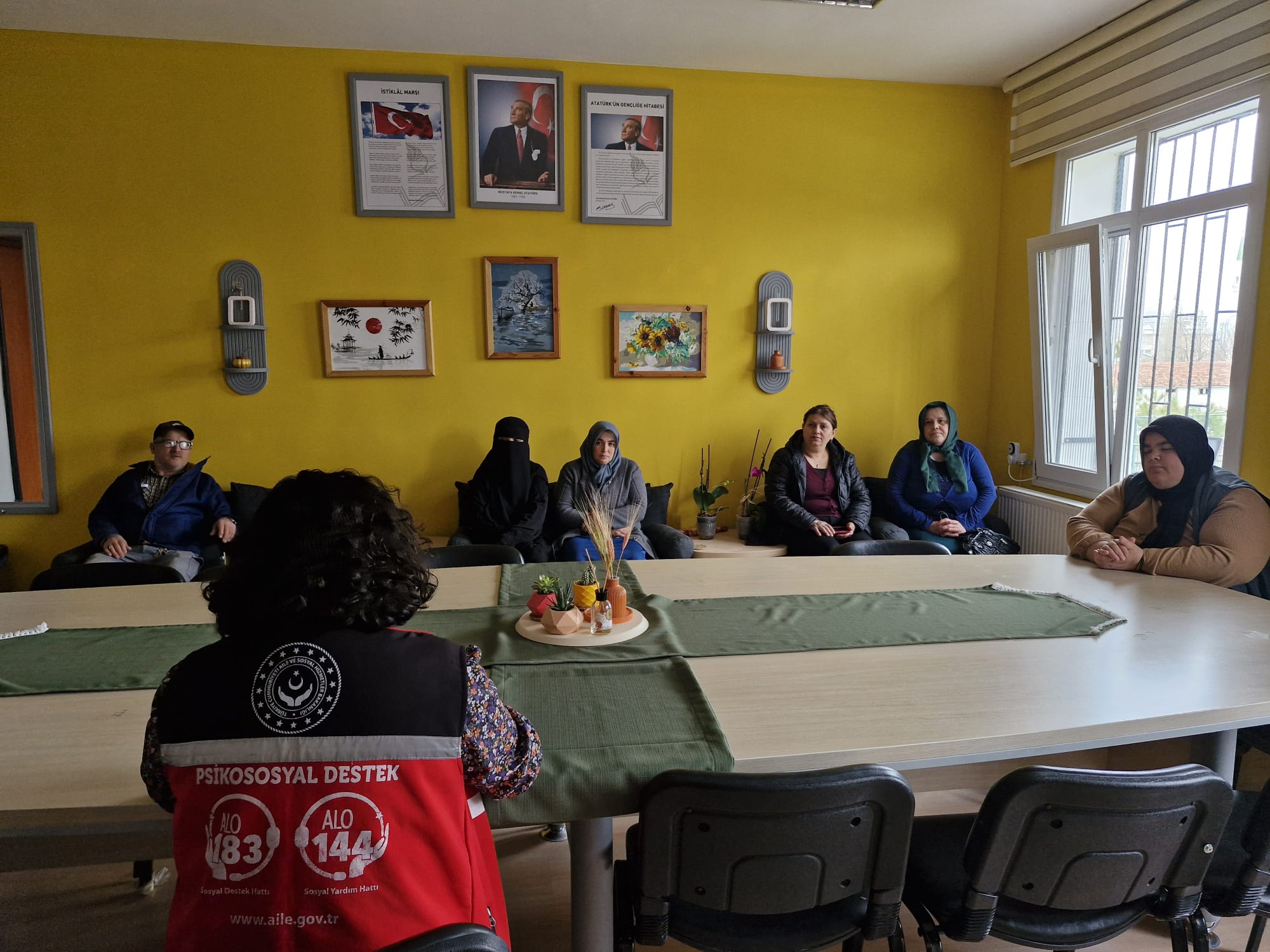 Sandıklı Sosyal Hizmet Merkezi 2 Nisan Dünya Otizm Farkındalık Günü kapsamında Engelli Bireylerin Velileriyle Bir Araya Geldi