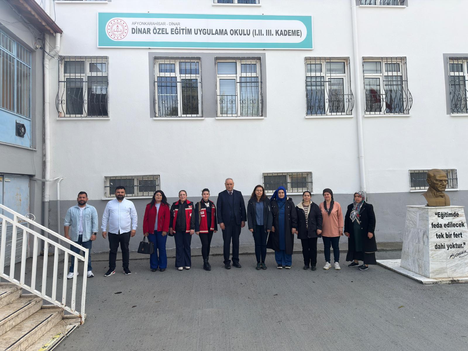 Dinar Sosyal Hizmet Merkezi 2 Nisan Dünya Otizm Farkındalık Günü Kapsamında Dinar Özel Eğitim Uygulama Okulu'nu Ziyaret Ederek Bilgilendirici Broşür Dağıtımı Yaptı