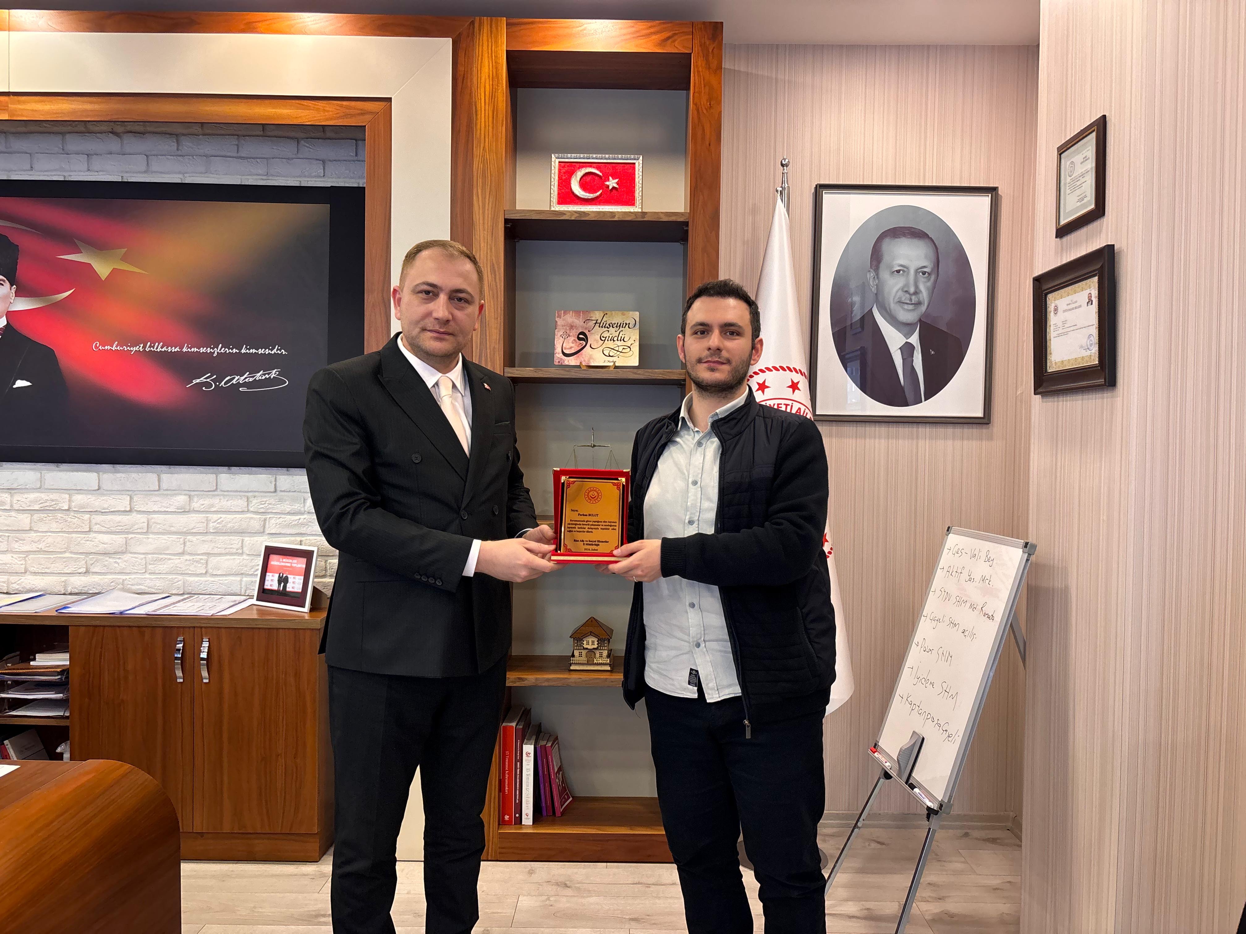 Mesai Arkadaşımıza Plaket Takdimi