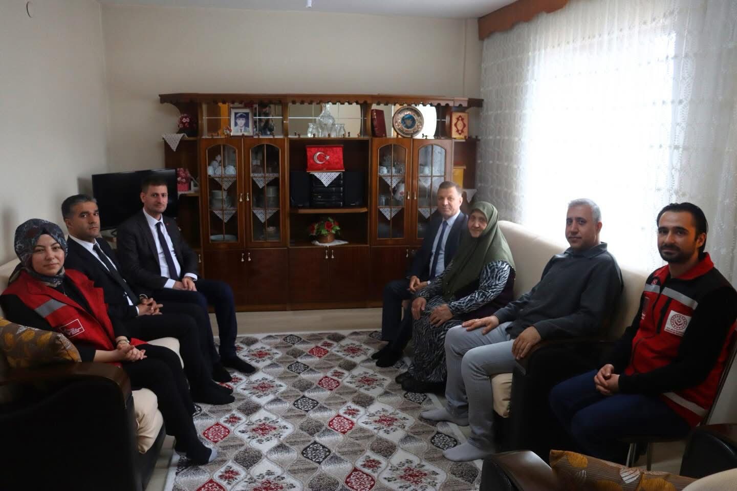 İl Müdürümüz Abdurrahman Bilgiç Şube Müdürlerimiz Hakan Doğan Ve Faruk Akar İle Şehit-Gazi Birimi Görevli Personelimizle Birlikte 1994 Yılında Mardinde Şehit Olan Piyade Er Adem Yavrunun Kıymetli Annesi Gülfer Yavru Ve Kardeşi Davut Yavruyu Hanelerinde Ziyaret Etti