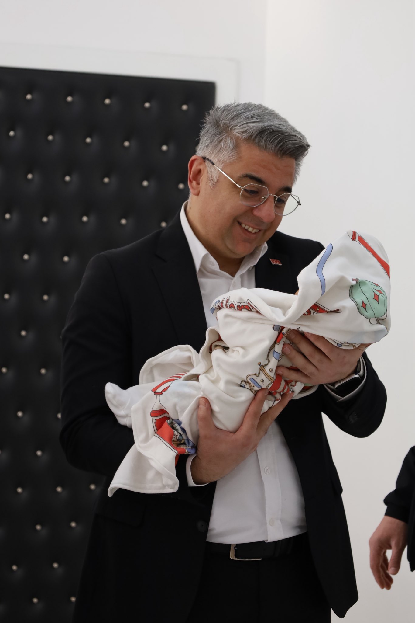 Bir çocuğumuz daha ailesine kavuştu.