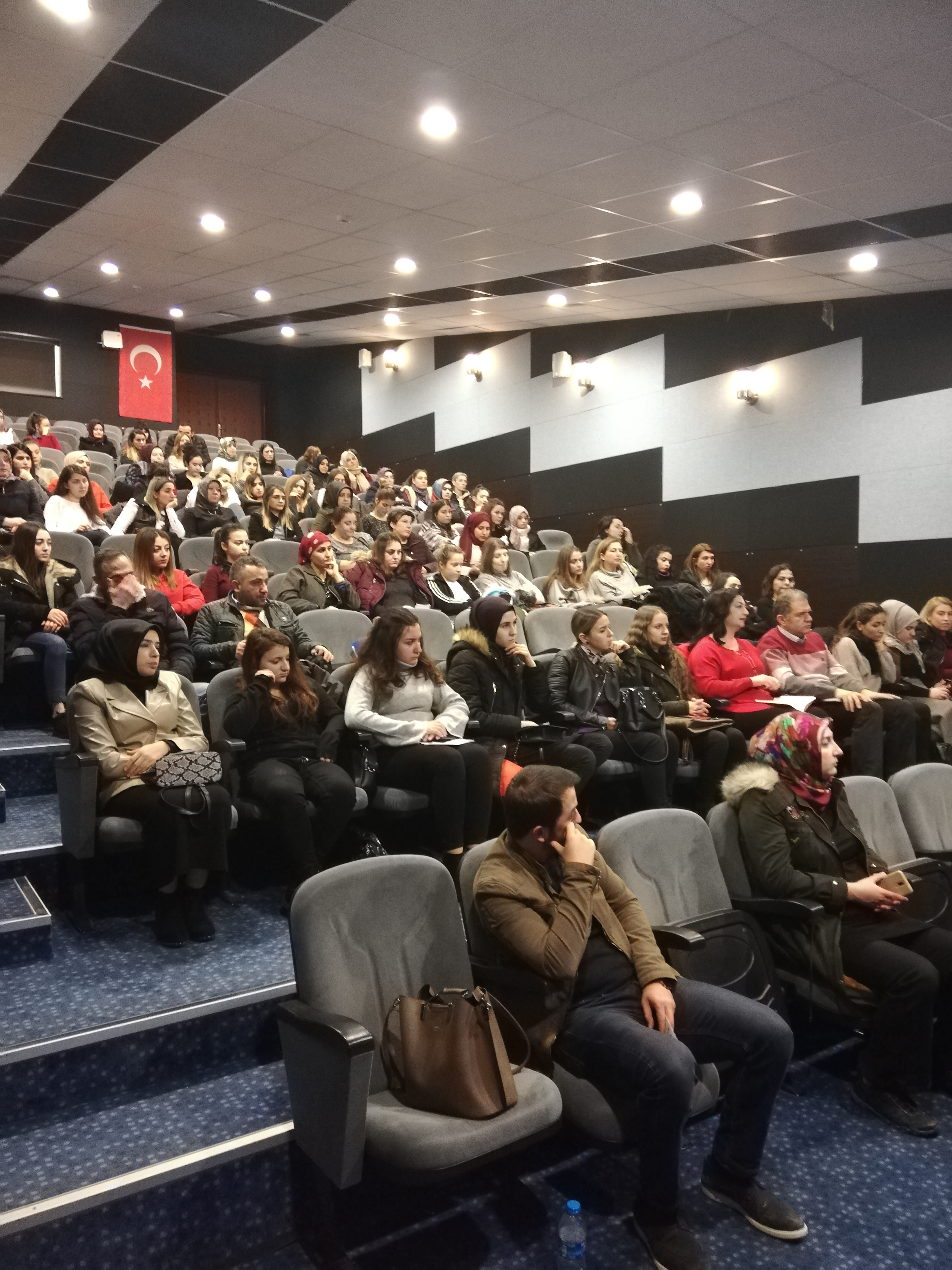 Kreş ve Gündüz Bakımevlerindeki Personele ve Evde Bakım Hizmetinden Yararlanan Kişilere Otizm Hakkında Eğitim Verildi.