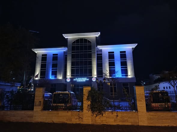 2 Nisan Otizm Farkındalık Günü’nde, Farklılıkların Eksiklik Değil Zenginlik Olduğunu Hatırlamak İçin Mavi Işığımızı Yaktık