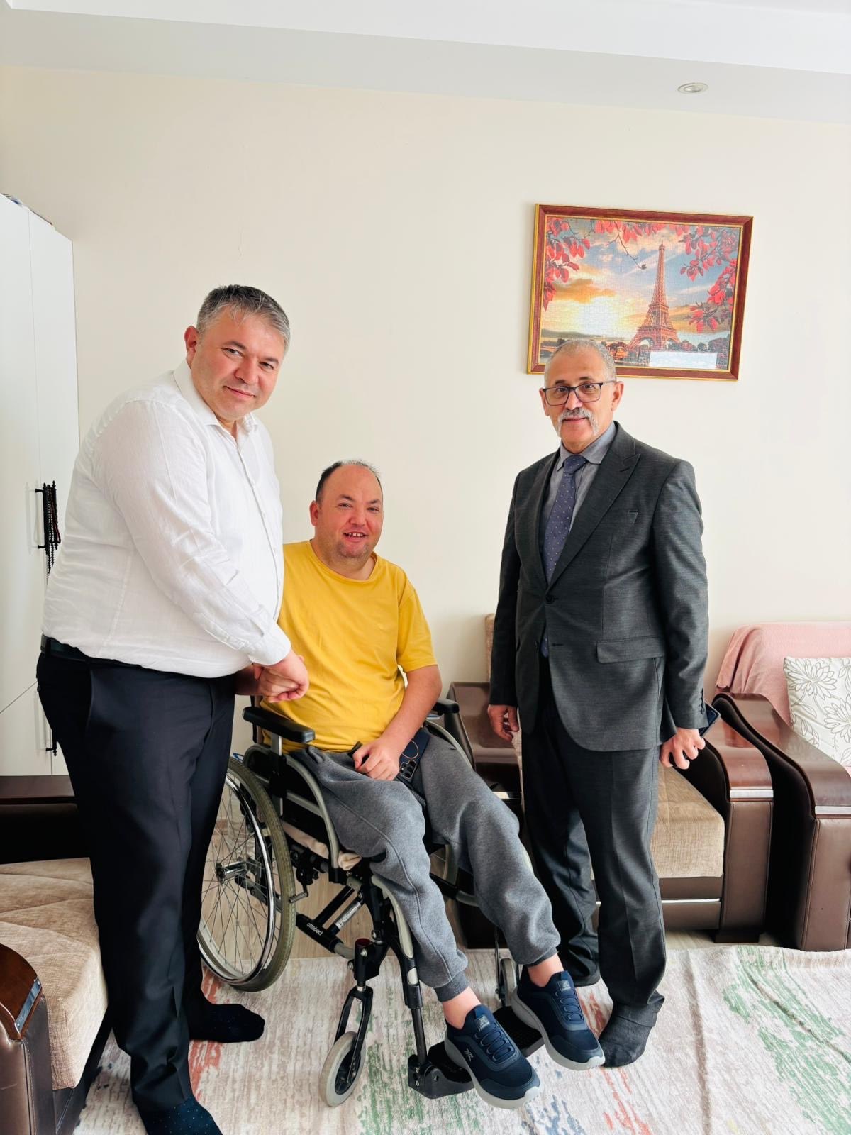 İl Müdürümüz Sayın Tolga Nacar ve Valilik Basın ve Halkla İlişkiler Müdürü Sayın Osman Turunç, Kadirli’de İkamet eden Gazimiz Eren Yiğit’i ziyaret etmişlerdir.