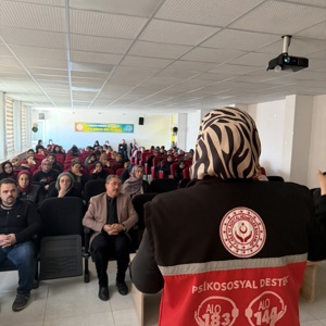 ÖNDER İmam Hatipliler Derneği öncülüğünde Hayrettin Mennan Kız İmam Hatip Lisesinde ”Sanal Dünyada Ne Kadar Özgürüz?” Konulu eğitime ÖNDER Deneği üyeleri ve İl Müdürlüğümüz Eğitim Birimi personeli Ayça Uçar Demir katılmış ve öğrencilerimize Sosyal Medya kullanımı ile ilgili tedbirler ve bilgilendirmede  bulunmuştur. - fotoğraf 2