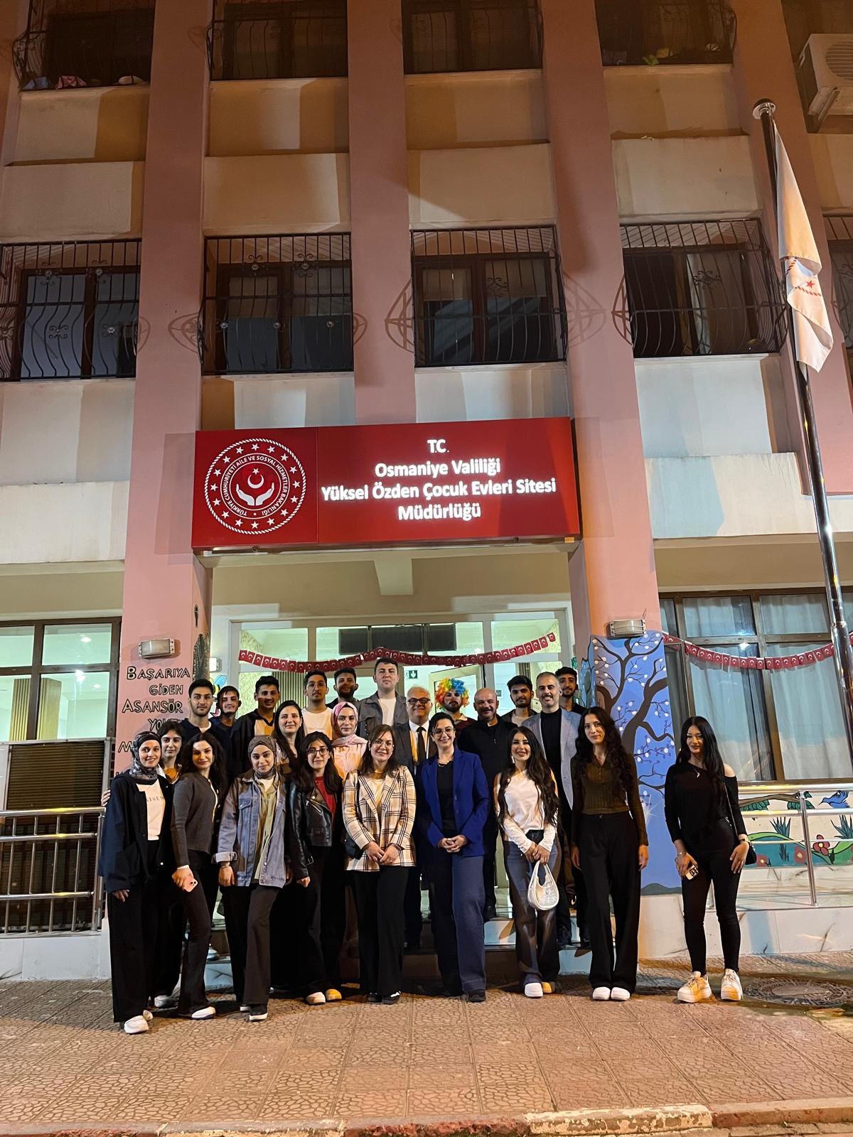 Osmaniye Korkut Ata Üniversitesi İktisadi ve İdari Bilimler Fakültesi Dekanı Burhanettin Coşkun, Dekan Yardımcısı Demet Dönmez ve beraberlerindeki öğrenciler, Yüksel Özden Çocuk Evleri Sitesi Müdürlüğümüzü ziyaret etmiştir