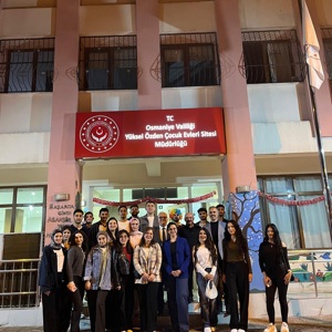 Osmaniye Korkut Ata Üniversitesi İktisadi ve İdari Bilimler Fakültesi Dekanı Burhanettin Coşkun, Dekan Yardımcısı Demet Dönmez ve beraberlerindeki öğrenciler, Yüksel Özden Çocuk Evleri Sitesi Müdürlüğümüzü ziyaret etmiştir - fotoğraf 1