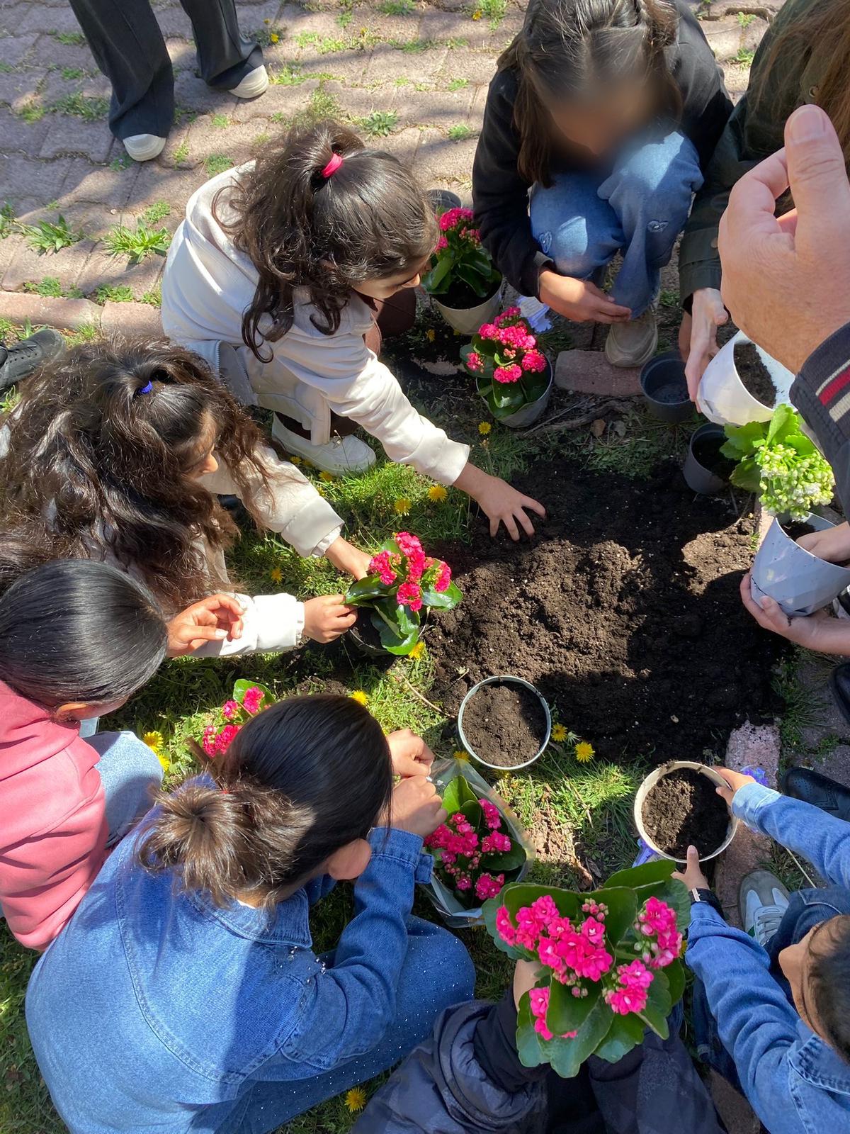 Çiçekler Toprakta, Kitaplar İnsanda Filizlenir!