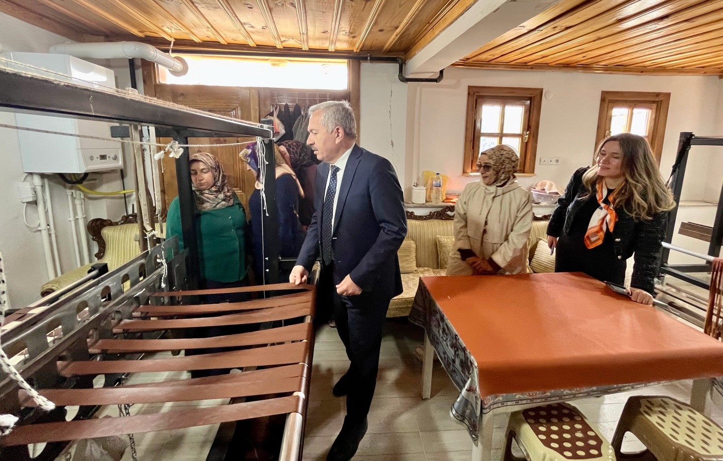 İl Müdürümüz Harun Köksalan, Kadın Emeğinin Üretime Dönüştüğü Atölyede İncelemelerde Bulundu