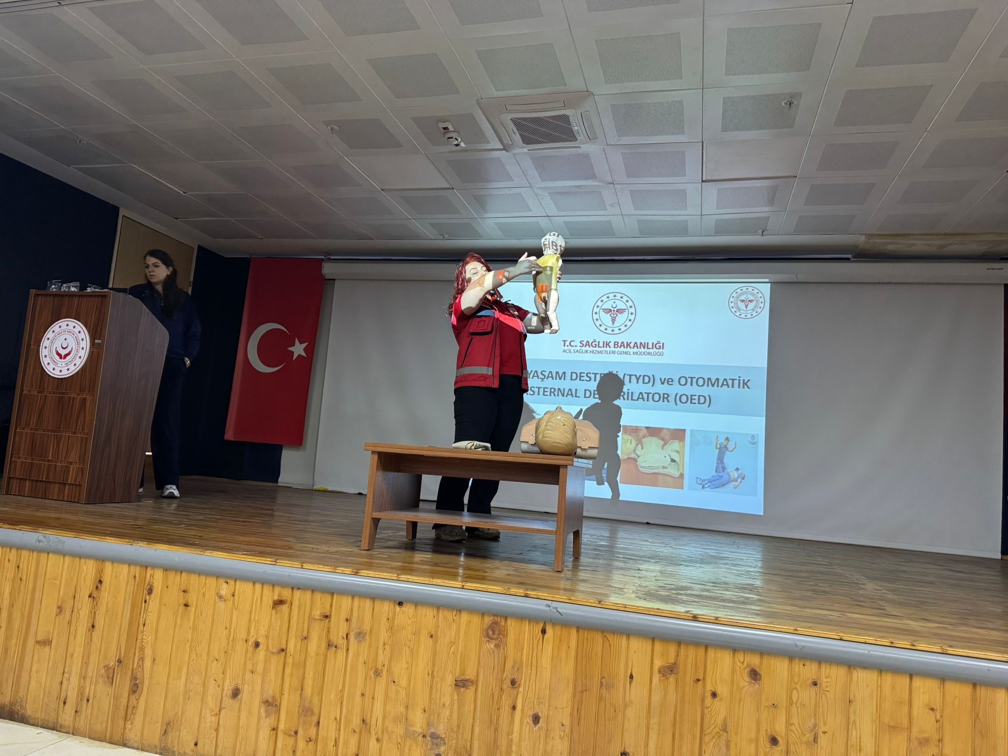 İl Müdürlüğümüz ve bağlı kuruluş personelimize ,İl Müdürlüğümüzün konferans salonunda, İl Sağlık Müdürlüğü personelleri tarafından “İlk Yardım Farkındalık Eğitimi” verilmiştir. 