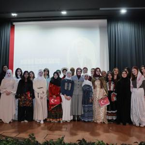 Bakanımız Göktaş, Uluslararası Milli İrade Kız Anadolu İmam Hatip Lisesi'nde öğrencilerle buluştu - fotoğraf 1