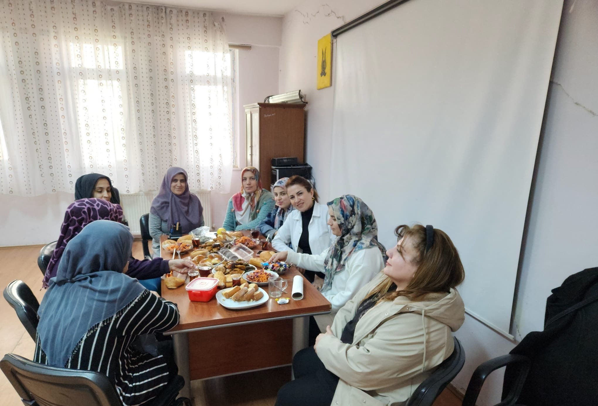 19 Mayıs Çok Amaçlı Toplum Merkezi (ÇATOM)'nde düzenlenen Terzisi kursuna katılan kursiyerler i