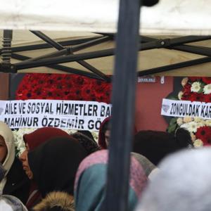 Değerli çalışma arkadaşımız Nazmiye Yarbaşı Esen’in cenaze merasimine katılım sağlanmıştır. - fotoğraf 11