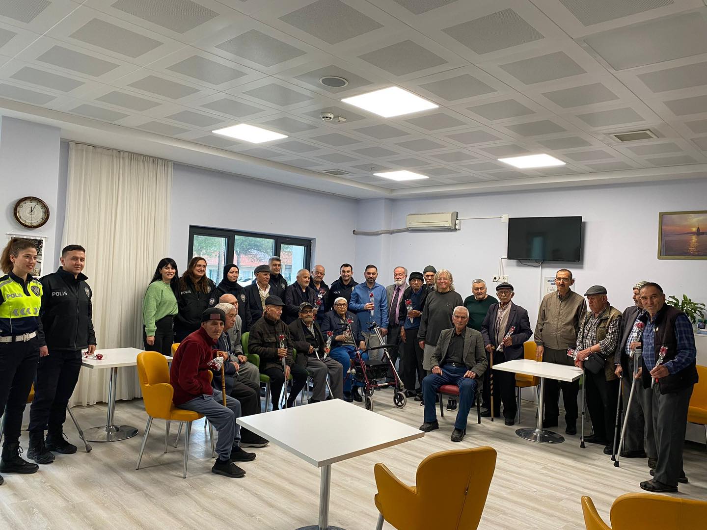 Gördes Huzurevi’nde Polis Haftası Kapsamında Ziyaret Gerçekleştirildi