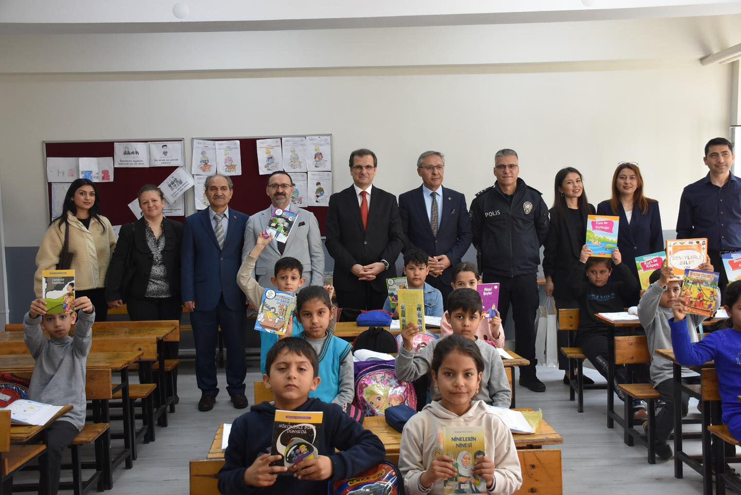 Salihli’de Dünya Romanlar Günü Kapsamında Şehitler İlkokulu Ziyaret Edildi