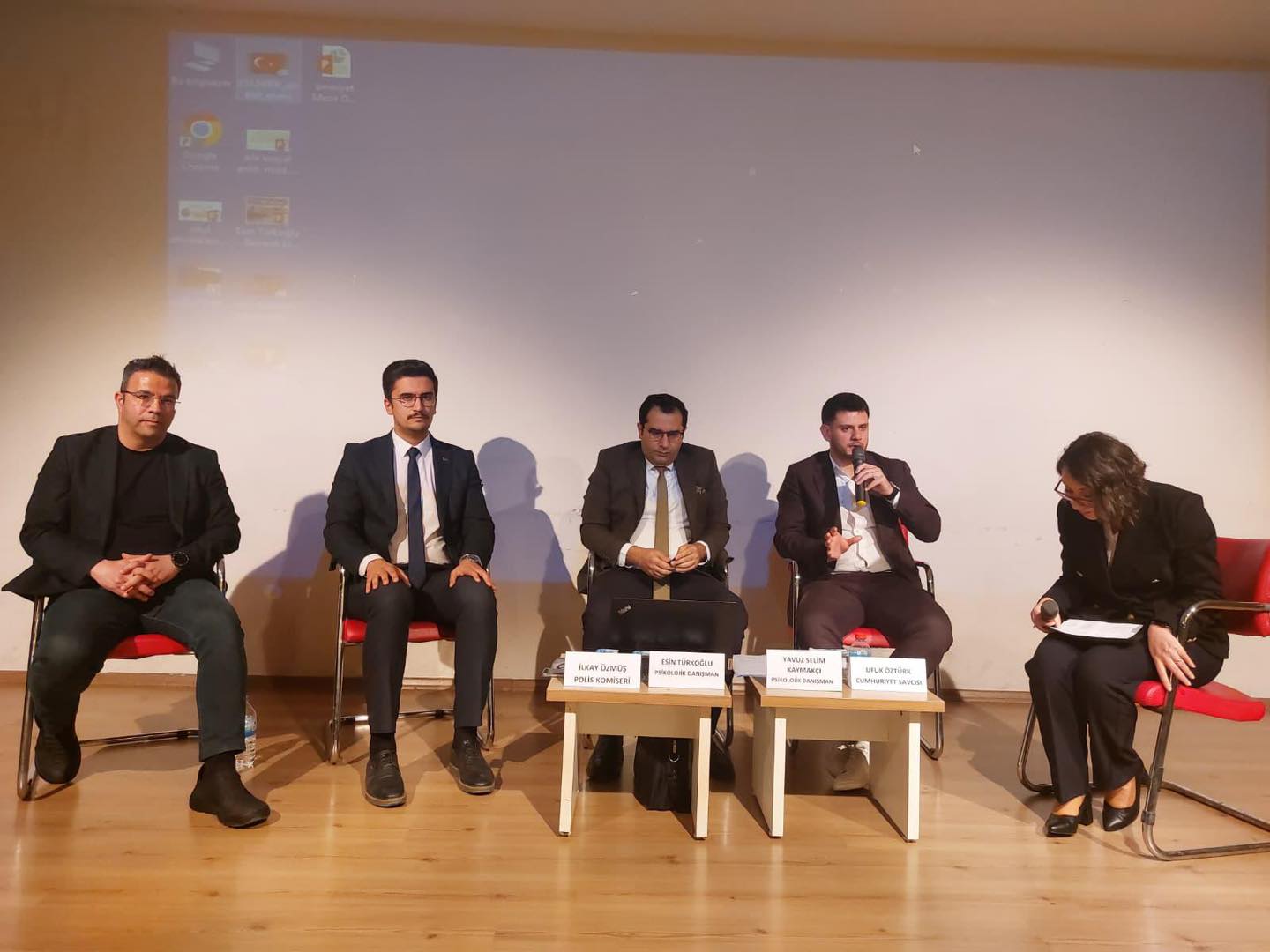 Manisa’da Velilere “Güvenli Liman: Aile” Paneli Düzenlendi