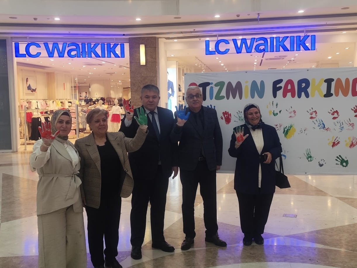 İŞKUR İl Müdürü Hacı Akkoyunlu, Otizm Derneği yöneticileri ve Ayşe Şahin’in katılımıyla Park 328 AVM’de anlamlı bir farkındalık etkinliği gerçekleştirildi.