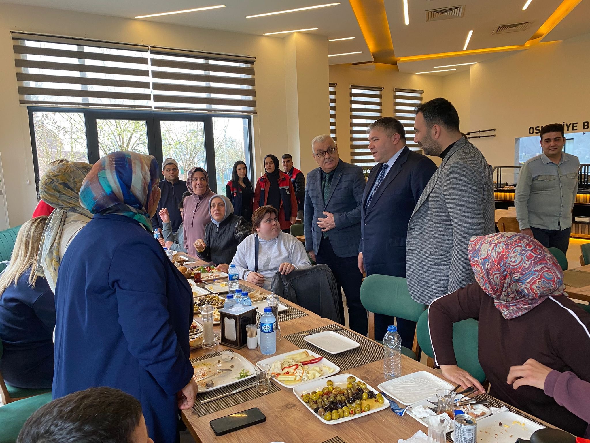 2 Nisan Otizm Farkındalık Günü kapsamında İl Müdürümüz Sayın Tolga Nacar ve İŞKUR İl Müdürü Hacı Akkoyunlu, otizmli çocuklarımız ve aileleriyle Belediye Sosyal Tesislerinde düzenlenen kahvaltı programında bir araya geldi.