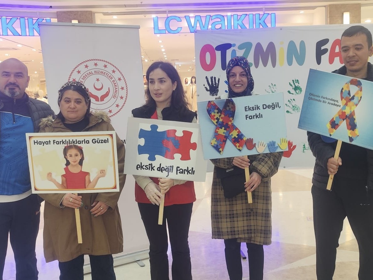 Otizm Günü 328 AVM'de kutlandı.