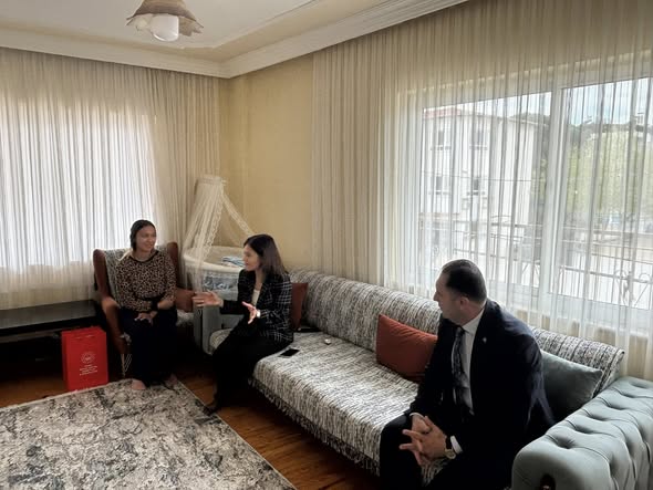 İl Müdürümüz İlkay Türkoğlu, Bakanlığımızın Evlenecek Gençlerin Desteklenmesi Projesi Kapsamında Destek Alarak Hayatlarını Birleştiren Ersin & Dilara Kızılkaya Çiftini Hanelerinde Ziyareti