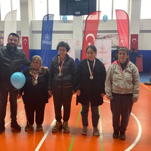 Osmaniye Bakım Rehabilitasyon ve Aile Danışma Merkezi Müdürlüğü’nden hizmet alan özel bireylerimizle birlikte  Çok Amaçlı Spor Salonunda  bilek güreşi gerçekleştirildi.  - fotoğraf 2