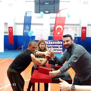 Osmaniye Bakım Rehabilitasyon ve Aile Danışma Merkezi Müdürlüğü’nden hizmet alan özel bireylerimizle birlikte  Çok Amaçlı Spor Salonunda  bilek güreşi gerçekleştirildi.  - fotoğraf 4