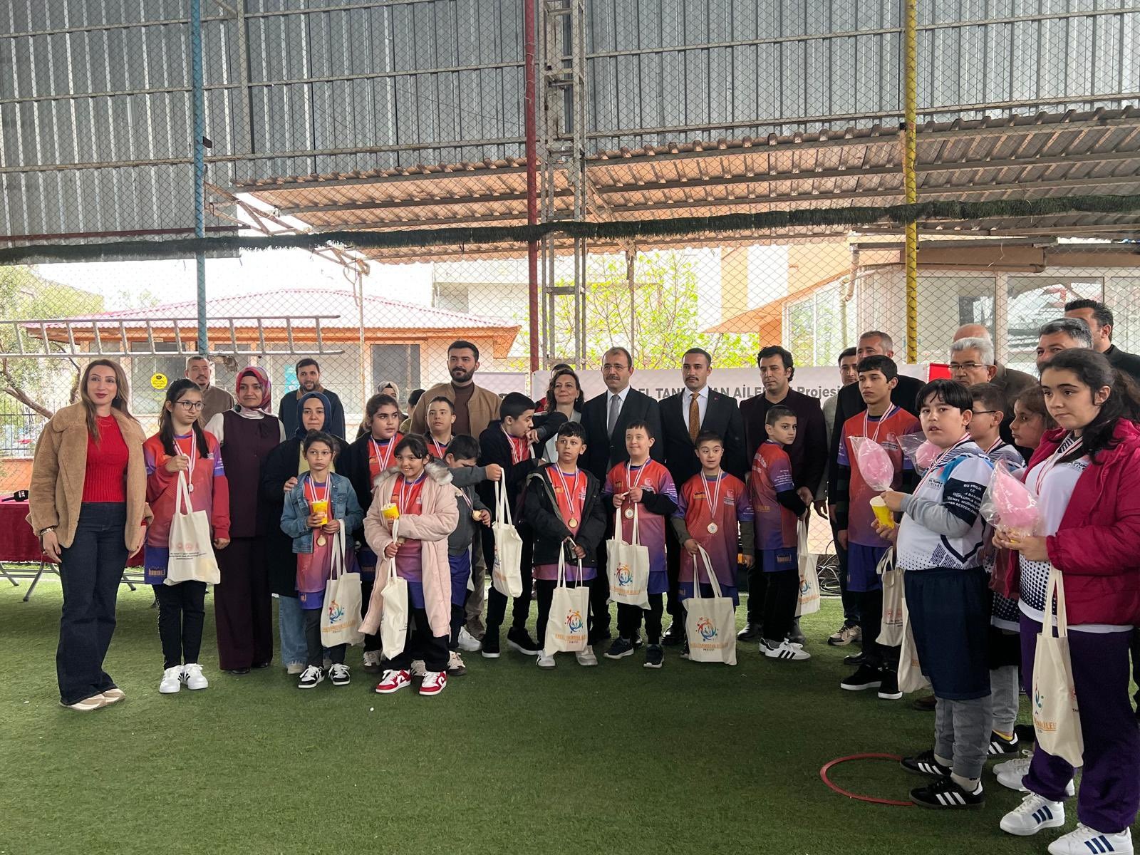 2 Nisan Otizm Farkındalık Günü’nde, Kadirli Kaymakamlığı koordinesinde, Kadirli Umut Işığı Derneği tarafından hayata geçirilen ve Kadirli Sosyal Hizmet Merkezi’nin proje ortağı olduğu “Engel Tanımayan Aileler Projesi” kapsamında Engelsiz Spor Şenliği düzenlenmiştir.