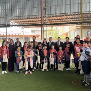 2 Nisan Otizm Farkındalık Günü’nde, Kadirli Kaymakamlığı koordinesinde, Kadirli Umut Işığı Derneği tarafından hayata geçirilen ve Kadirli Sosyal Hizmet Merkezi’nin proje ortağı olduğu “Engel Tanımayan Aileler Projesi” kapsamında Engelsiz Spor Şenliği düzenlenmiştir. - fotoğraf 1