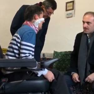 Engelli Gencin Akülü Araç Sevinci - fotoğraf 1