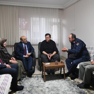 Valimiz Sayın İsmail USTAOĞLU, Şehit Jandarma Yüzbaşı Kamil AŞIK’ın Ailesine Taziye Ziyaretinde Bulundu - fotoğraf 3