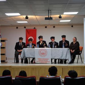 Vatan Ve Kahramanlık Buluşmaları Etkinliği Kapsamında Kıymetli Gazilerimiz Ve Aziz Şehitlerimizin Emanetleri Olan Şehit Yakınlarımız, Erzincan Sosyal Bilimler Lisesi Öğrencileriyle Bir Araya Geldi. - fotoğraf 4