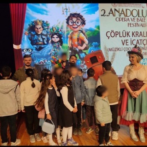 Osmaniye Sosyal Hizmet Merkezi olarak, Okul Destek Projesi’nden faydalanan çocuklarımız ile birlikte “Çöpçü Kralı ve İcatçı” adlı tiyatro oyunu izlenmiştir - fotoğraf 1