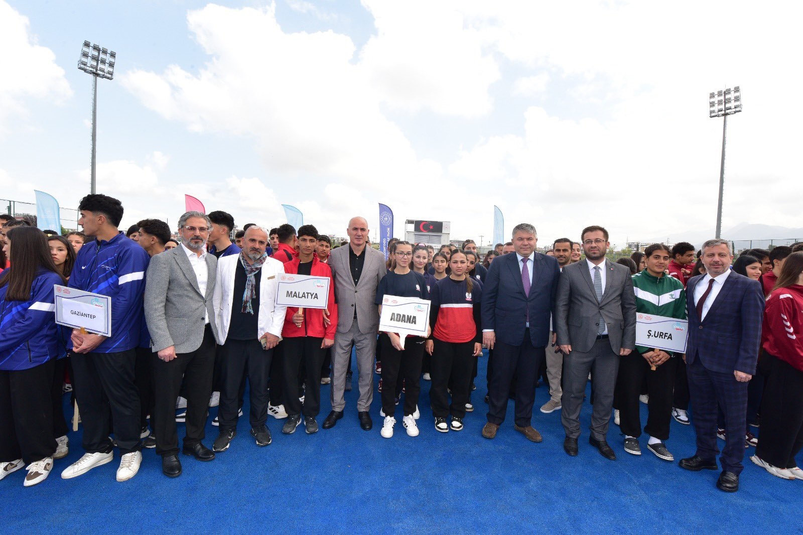 Osmaniye ilimizin ev sahipliğinde, Gençlik ve Spor İl Müdürlüğü tarafından düzenlenen Okul Sporları Hokey Gençler Grup Birinciliği müsabakalarının açılış programı; 12 farklı ilden gelen yaklaşık 450 genç sporcunun katılımıyla gerçekleştirilmiştir.