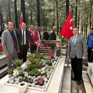 Düziçi Sosyal hizmet merkezi müdürümüz Fatih Hürata ve diğer kurum ve kuruluş müdürleri, Polis teşkilatımızın 181. Yıl dönümü münasebetiyle, Şehitlikte okutulan yasînî şerif programına katılım sağlamışlar, kıymetli ailelerimiz ile aziz şehitlerimizin  hatırlarını yad etmişlerdir . - fotoğraf 3