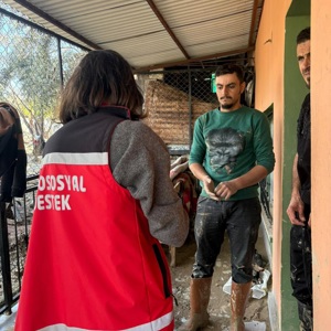 Kadirli ilçemizde yaşanan sel felaketi sonrasında, Kadirli Sosyal Hizmet Merkezi personellerimiz tarafından afetzedelere yönelik saha çalışmaları ile psikososyal destek hizmeti sunulmakta ; vatandaşlarımızın yaşadığı olumsuz etkilerin azaltılması ve ihtiyaçlarının karşılanması amacıyla çalışmalar titizlikle sürdürülmektedir. - fotoğraf 1