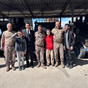 İl Müdürümüz Sayın Tolga Nacar ve İl Müdür Yardımcımız  Fatih Gün’ün katılımıyla, Osmaniye Bakım, Rehabilitasyon ve Aile Danışma Merkezi’nden hizmet alan kıymetli bireylerimiz Polis Haftası kapsamında İl Emniyet Müdürlüğü Özel Harekât Şube Müdürlüğü’nü ziyaret etti. - fotoğraf 3