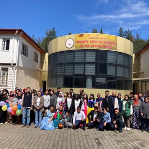 2 Nisan Otizm Spektrum Farkındalık Günü kapsamında, Mehmet Akif Ersoy Mesleki ve Teknik Anadolu Lisesi Çocuk Gelişimi Bölümü öğrencileri, Osmaniye Bakım Rehabilitasyon ve Aile Danışma Merkezi Müdürlüğümüzü ziyaret ettiler - fotoğraf 1