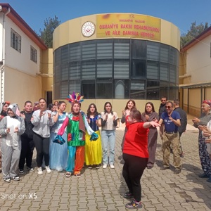 2 Nisan Otizm Spektrum Farkındalık Günü kapsamında, Mehmet Akif Ersoy Mesleki ve Teknik Anadolu Lisesi Çocuk Gelişimi Bölümü öğrencileri, Osmaniye Bakım Rehabilitasyon ve Aile Danışma Merkezi Müdürlüğümüzü ziyaret ettiler - fotoğraf 2