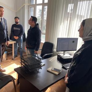 İl Müdürümüz Sayın Çetin Tutaş kıymetli mesai arkadaşlarımızı ve İl Müdürlüğümüze bağlı birimleri ziyaret ederek çalışmalarımızı yerinde inceledi. Birlikte uyum ve verimlilik içinde güzel işler başarmaya devam ediyoruz. - fotoğraf 1