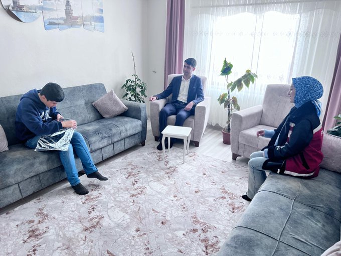 2 Nisan Dünya Otizm Farkındalık Günü münasebetiyle İl Müdürlüğümüze bağlı Karlıova Sosyal Hizmet Merkezi kuruluş müdürü Ahmet KETENCİ tarafından otizmli bireyler ve aileleri ziyaret edildi.            