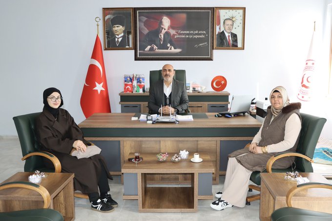 Koruyucu aile hizmetimizden yararlanan İlayda KERSİN, Kuruluş Müdürümüz Fazilet KALAN ile birlikte Umre dönüşü İl Müdürümüz Abdulbari AKSOY’u ziyaret etti.