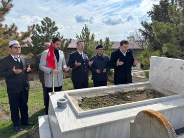 Şehitlerimizin yıl dönümlerinde kabir ziyaretleri gerçekleştirilmiştir.